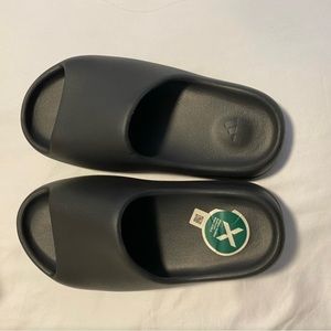 Yezzy Slides in Onyx